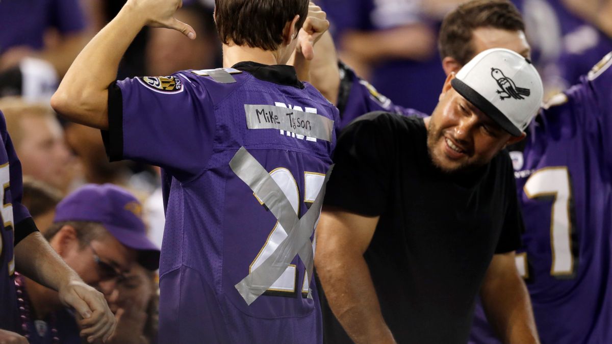 Ravens fans line up to exchange Ray Rice jerseys