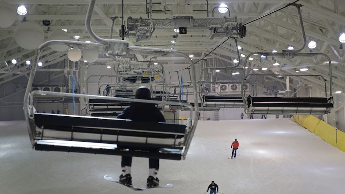The Dystopian Experience of Skiing in New Jersey's New American Dream Mall