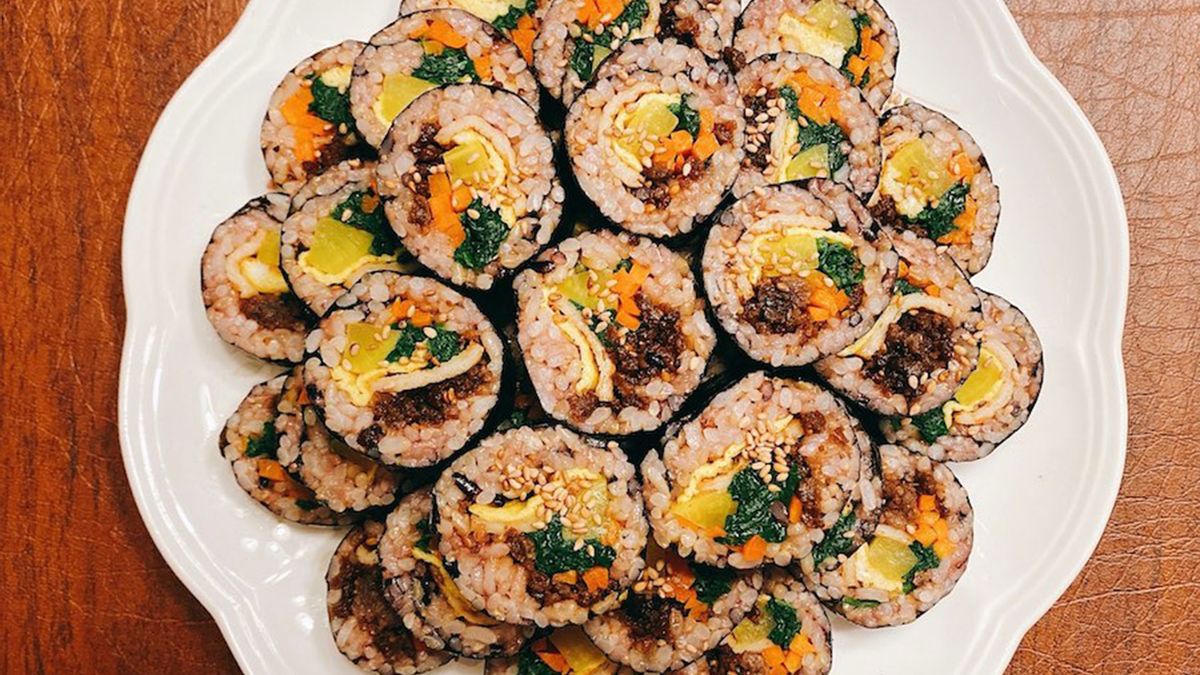 Easy Kimbap (Korean Sushi Roll) - My Korean Kitchen