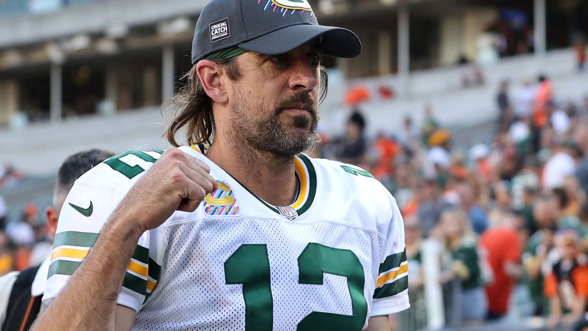 In anti-vax rant, Aaron Rodgers reveals he consulted pal Joe Rogan