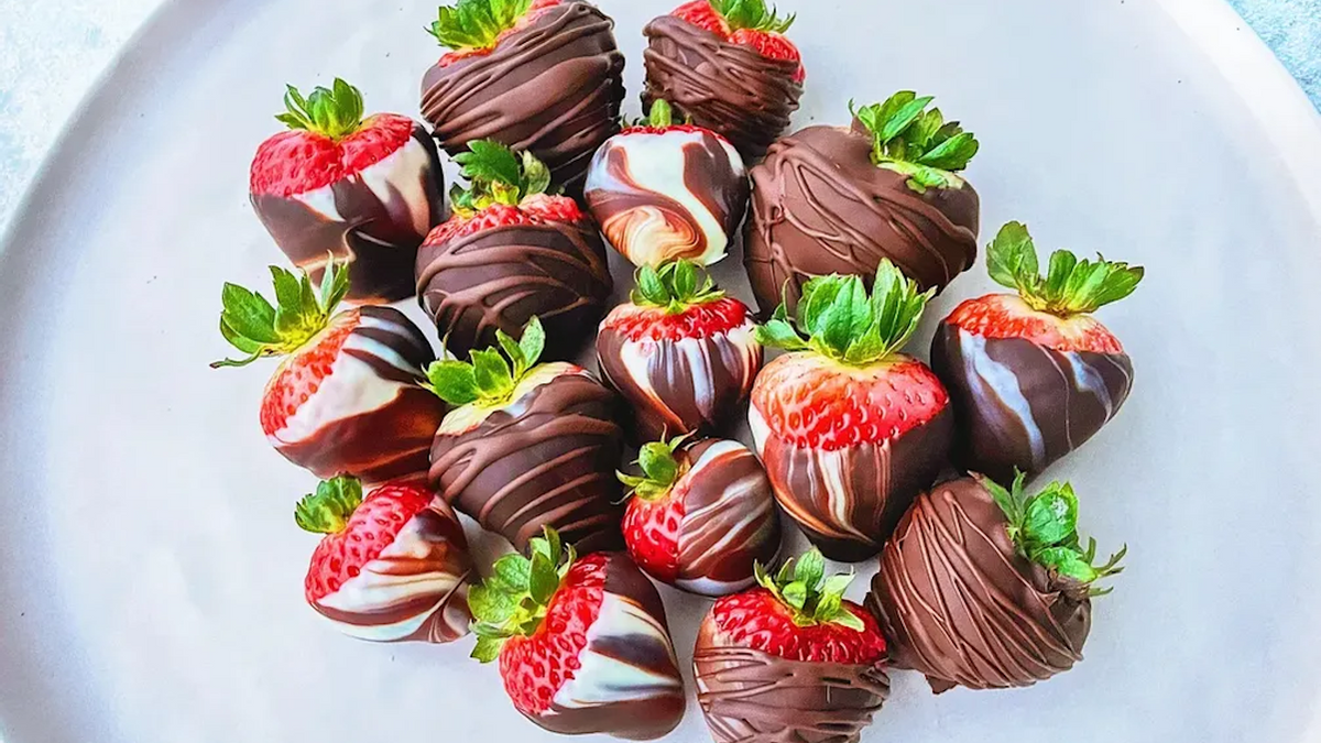 Chocolate Covered Strawberries {just 2 Ingredients!} - Spend With Pennies