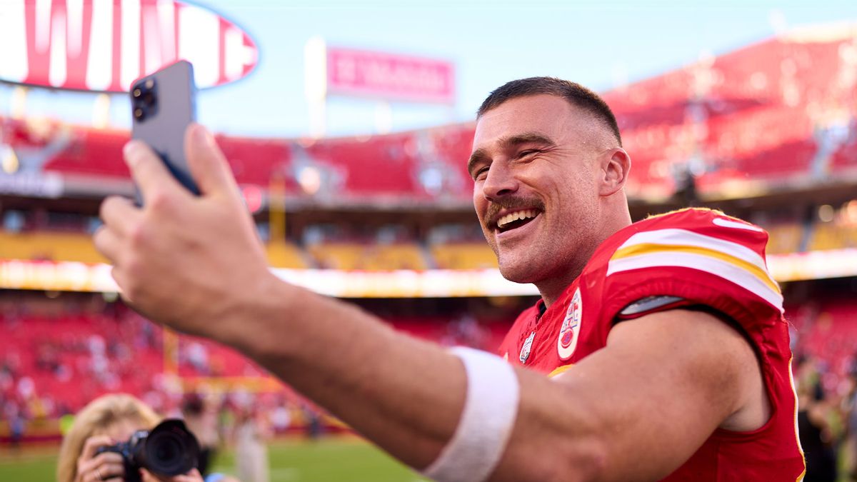 Kansas City Chiefs tight end Travis Kelce joins wedding of Chiefs fans