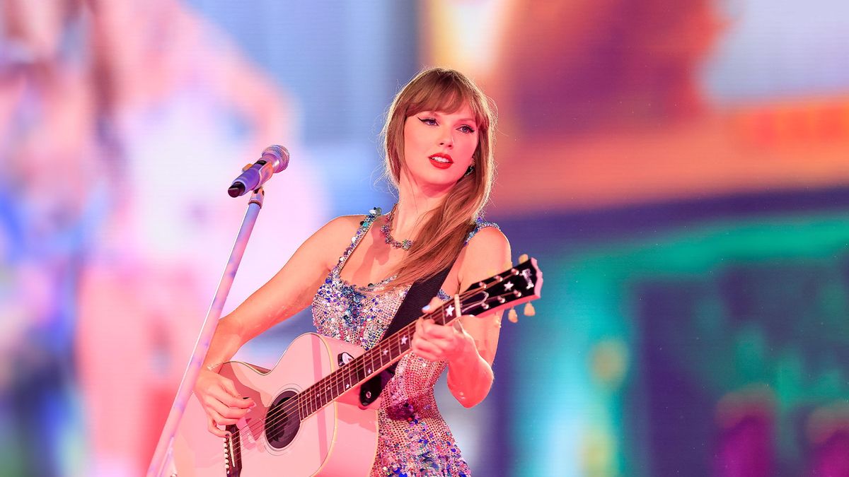 Fans Spot Taylor Swift Easter Egg on  NFL Stream