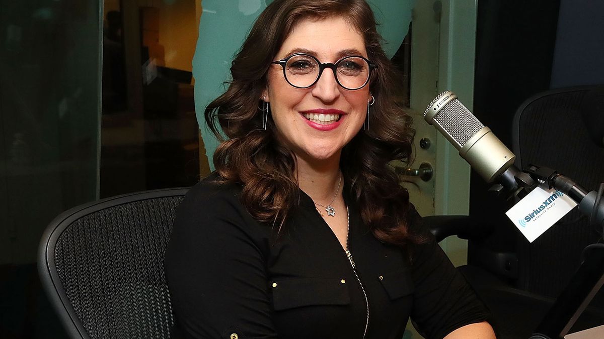 Mayim Bialik fills in as “Jeopardy!” host for now, while celebs weigh in on  the kerfuffle | Salon.com