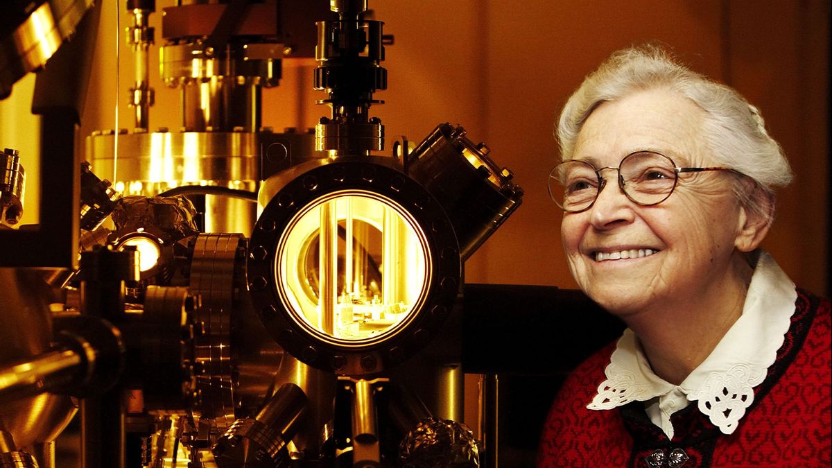 How a Nobel-winning biophysicist launched the career of the “Queen of  Carbon”