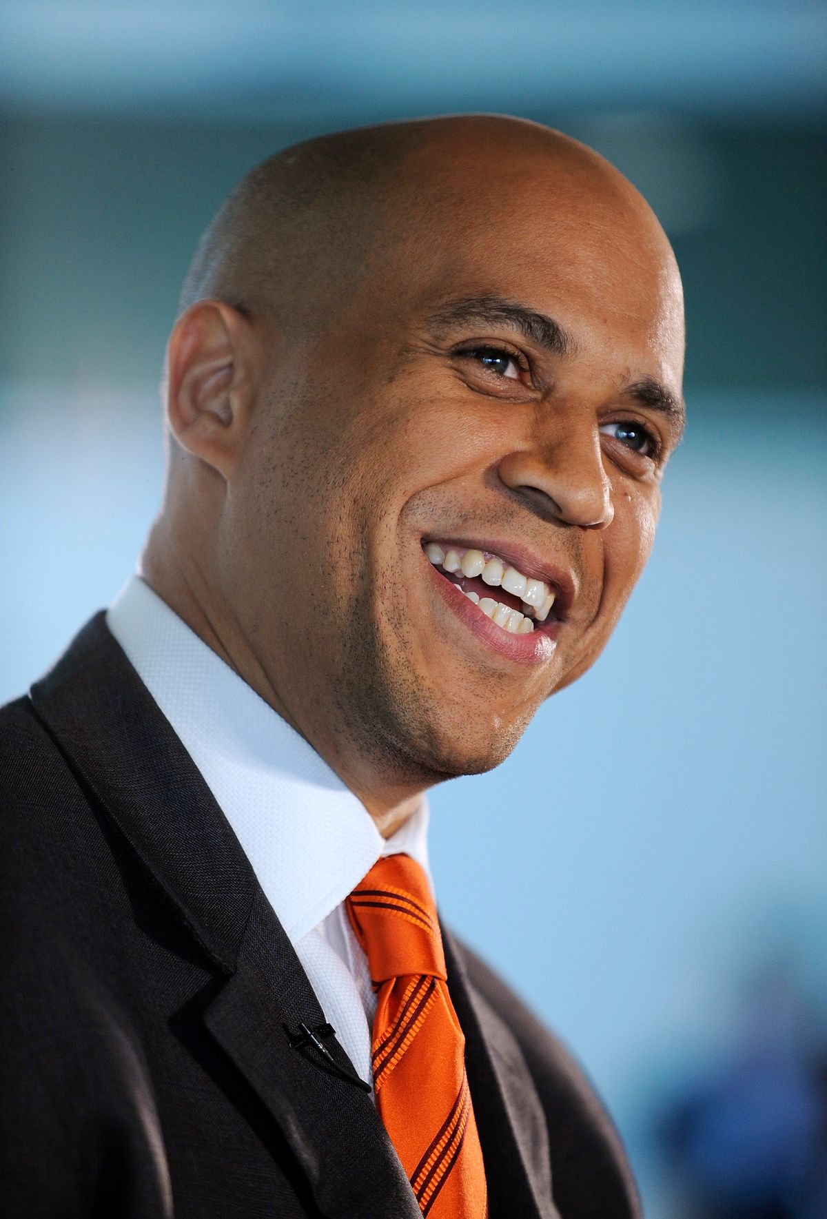 Cory Booker, Mayor of Newark, New Jersey, smiles during an interview at the Newseum in Washington October 2, 2009. The interview was part of the First Draft of History event, held by the Atlantic Magazine and the Aspen Institute to bring together newsmakers, historians and journalists.   REUTERS/Jonathan Ernst    (UNITED STATES POLITICS) (Reuters)
