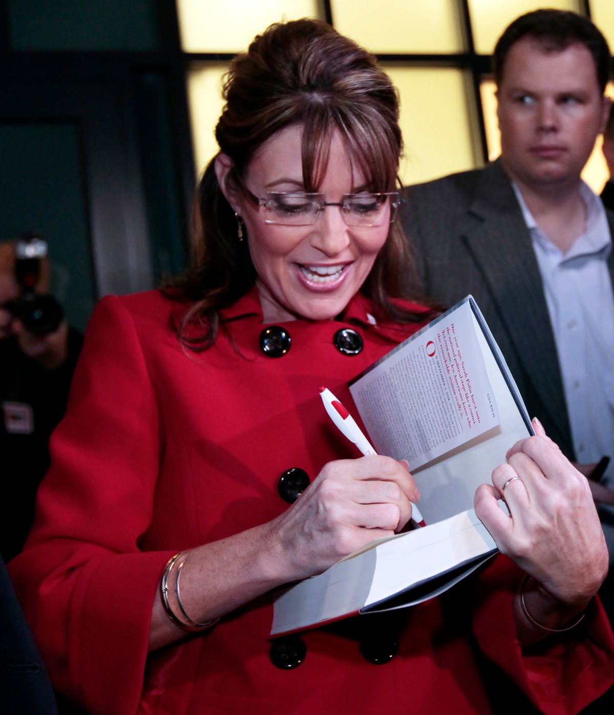 Sarah Palin signs copies of her new book 'Going Rogue' at her book signing in Grand Rapids, Michigan November 18, 2009.  REUTERS/Rebecca Cook (UNITED STATES POLITICS MEDIA) (Reuters)