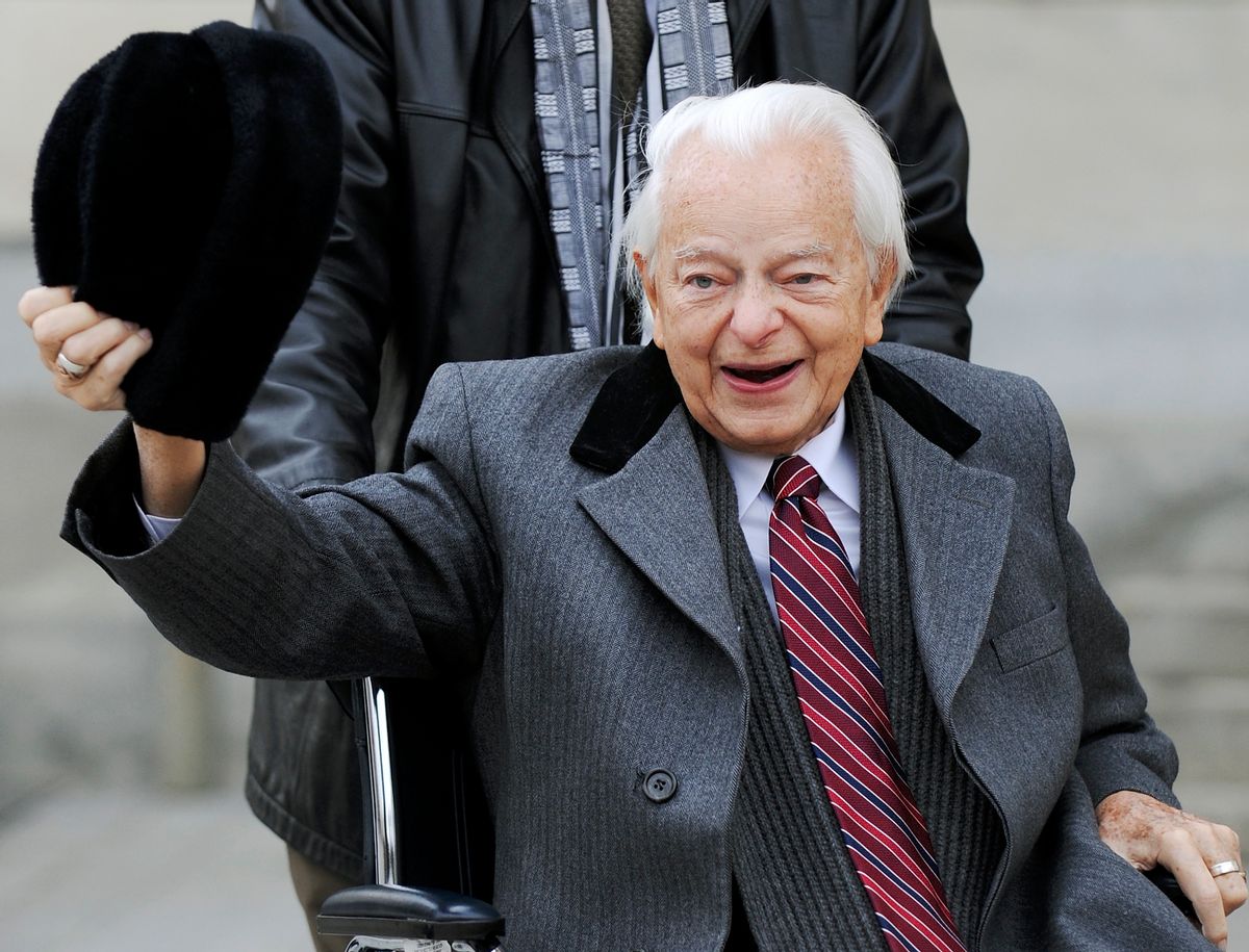 US Senator Robert Byrd (D-WV) doffs his hat for reporters as he arrives at the Capitol in Washington, February 26, 2009. Byrd, 91, is the longest serving member in the Senate's history. REUTERS/Jonathan Ernst   (UNITED STATES)  (Reuters)
