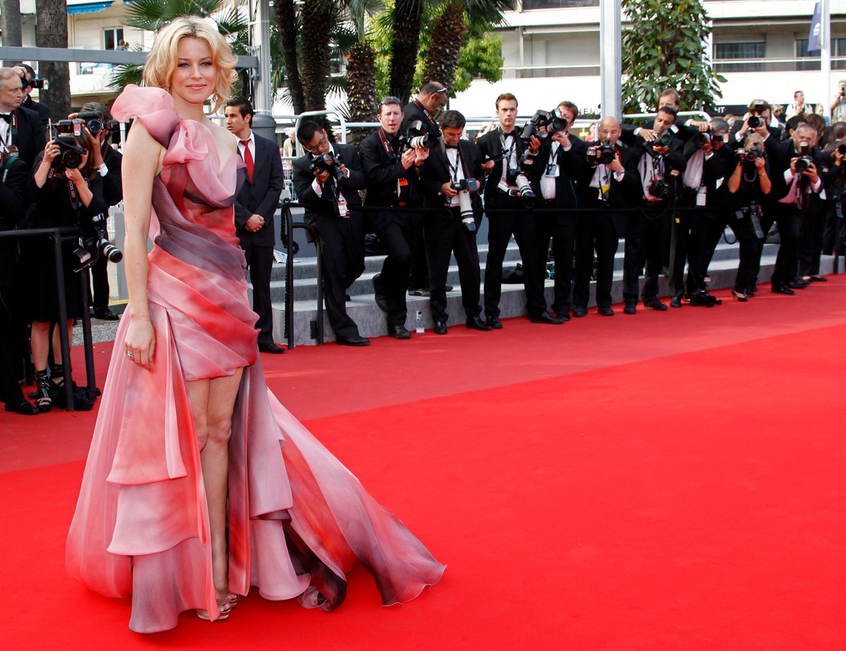 Actress Elizabeth Banks arrives on the red carpet for the screening of the film Poetry in competition at the 63rd Cannes Film Festival May 19, 2010. Nineteen films are competing for the prestigious Palme d'Or which will be awarded on May 23.   REUTERS/Jean-Paul Pelissier  (FRANCE - Tags: ENTERTAINMENT)  (Â© Jean-paul Pelissier / Reuters)