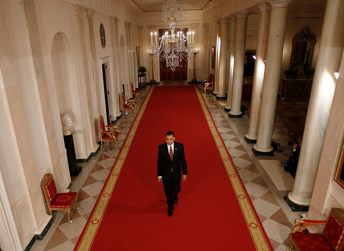 U.S. President Barack Obama walks down the White House Cross Hall to the East Room for a nationally-televised news conference in Washington, March 24, 2009.       REUTERS/Jason Reed   (UNITED STATES POLITICS BUSINESS) (Â© Jason Reed / Reuters)