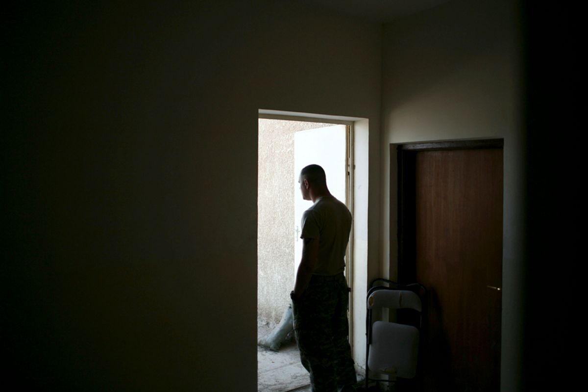A U.S. soldier stands at the door of a police station, part of the GSS (General Security System), in the southeast of Baghdad, February 28, 2007. REUTERS/Carlos Barria (IRAQ)   (Â© Carlos Barria / Reuters)