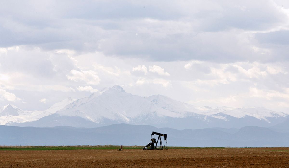 An oil derrick can be seen in a field near Denver, Colorado May 16, 2008. REUTERS/Lucas Jackson (UNITED STATES) (Â© Lucas Jackson / Reuters)