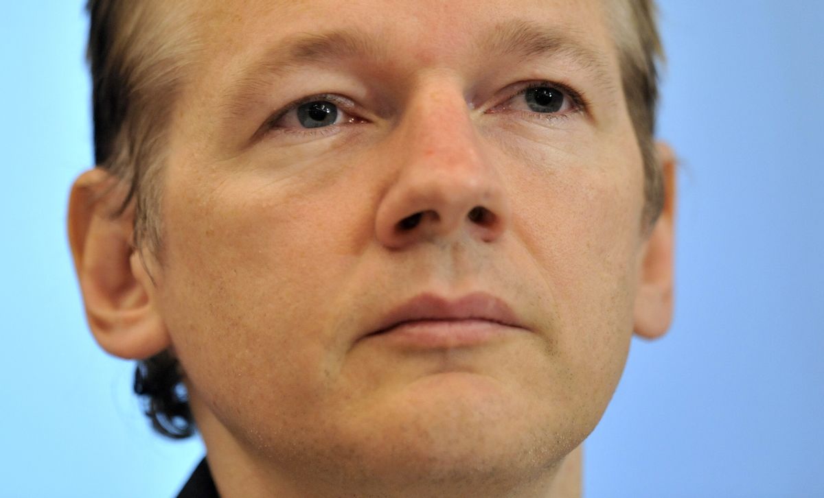 ARCHIV: Der Gruender der Internetplattform "Wikileaks", Julian Assange, aufgenommen bei einer Pressekonferenz in London (Foto vom 23.10.10). Assange ist in Grossbritannien verhaftet worden. Die Polizei erklaerte am Dienstag (07.12.10), die Grundlage sei ein schwedischer Haftbefehl gewesen. (zu dapd-Text) Foto: Lennart Preiss/AP/dapd      (Dapd)