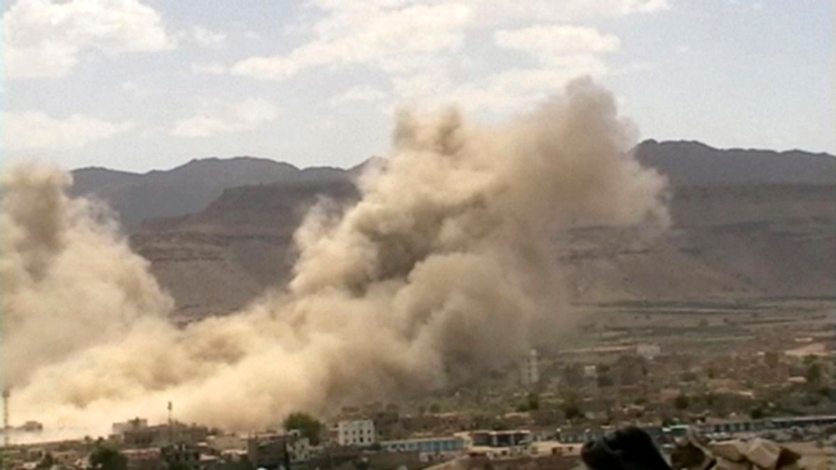 Smoke rises after an air strike on rebel targets in the northwestern Yemeni province of Saada in this image taken on August 26, 2009 and released by the Houthi rebel group August 29, 2009. Yemen's president vowed late on Wednesday to rid provinces in the north of the country of rebels in a matter of weeks, ending recent heavy fighting which has seen hundreds killed and thousands displaced. Ali Abdullah Saleh said reinforcements would be sent to the mountainous Saada province, a rebel stronghold, adding he was confident government forces would defeat the rebels in Saada and Haraf Sufyan. REUTERS/Houthi Group/Handout (YEMEN POLITICS CONFLICT) QUALITY FROM SOURCE. FOR EDITORIAL USE ONLY. NOT FOR SALE FOR MARKETING OR ADVERTISING CAMPAIGNS     (Â© Ho New / Reuters)