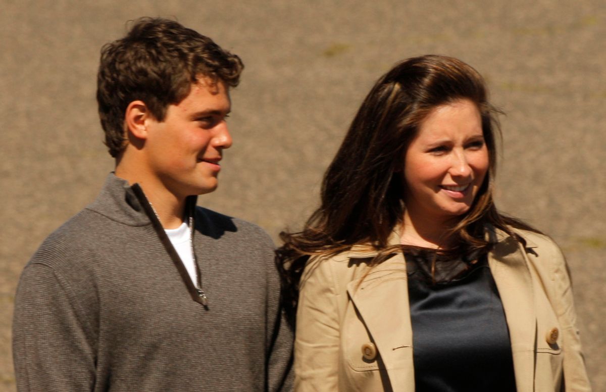 Bristol Palin (R), daughter of US Republican vice presidential candidate and Alaska Governor Sarah Palin, stands with her boyfriend Levi Johnston during the arrival of US Republican presidential candidate Senator John McCain (R-AZ) at the airport in Minneapolis, Minnesota September 3, 2008. REUTERS/Brian Snyder (UNITED STATES) US PRESIDENTIAL ELECTION CAMPAIGN 2008 (USA) (Â© Brian Snyder / Reuters)