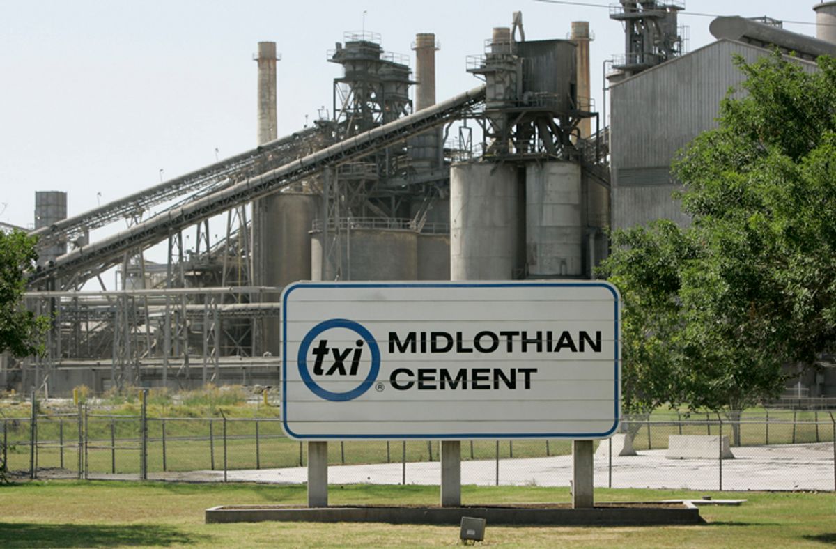 The TXI Midlothian Cement plant in Midlothian, Texas      (AP/Tony Gutierrez)