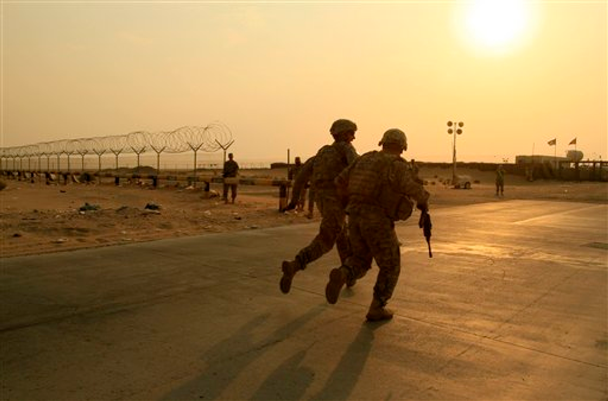  U.S. Army soldiers race toward the border from Iraq into Kuwait on Wednesday, Aug. 18, 2010.       (AP/Maya Alleruzzo, File)