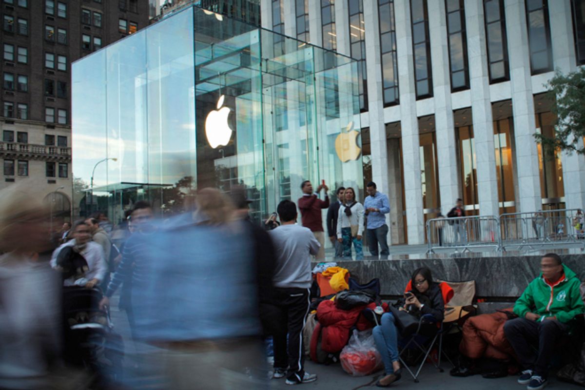Customers wait in line outside the Apple store on 5th Avenue, for Friday's iPhone 5 models to go on sale, in New York, September 19, 2012.     (Reuters/Eduardo Munoz)