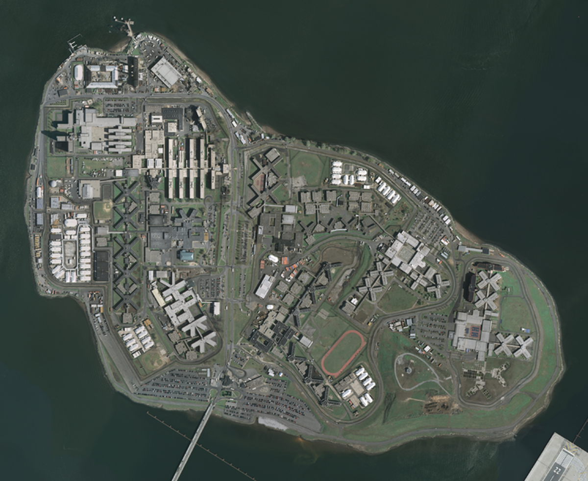  Rikers Island from above (Wikimedia) 