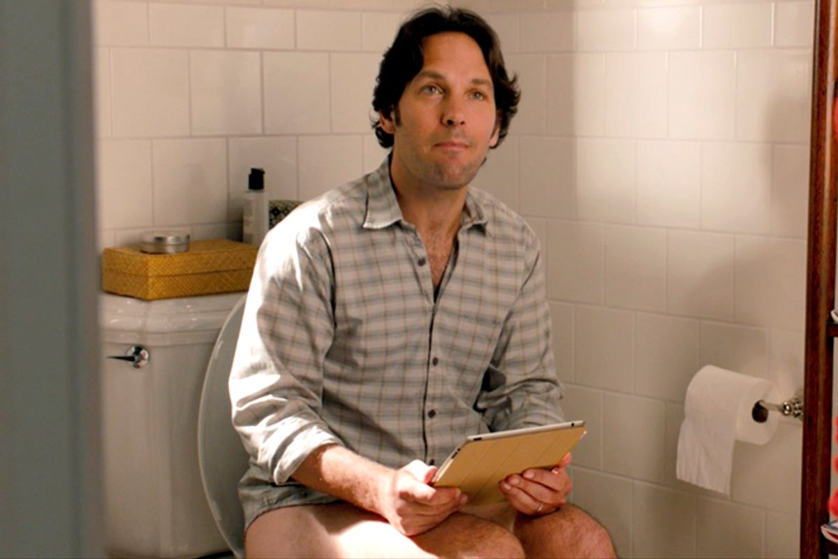 Мужчина сидит в туалете. Джон Траволта на унитазе. Мужчина в туалете с телефоном.
