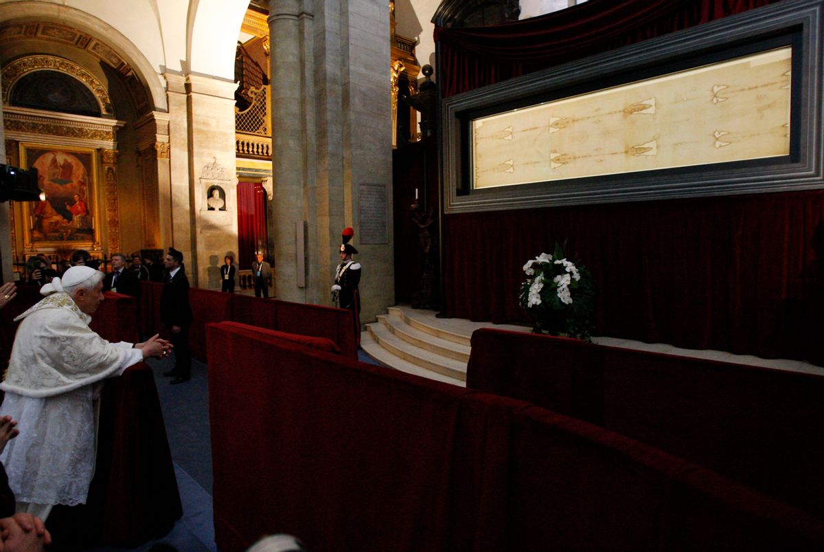 Pope Benedict XVI prays in front of the Holy Shroud in Turin's cathedral, Italy, Sunday, May 2, 2010.         (AP/Antonio Calanni)