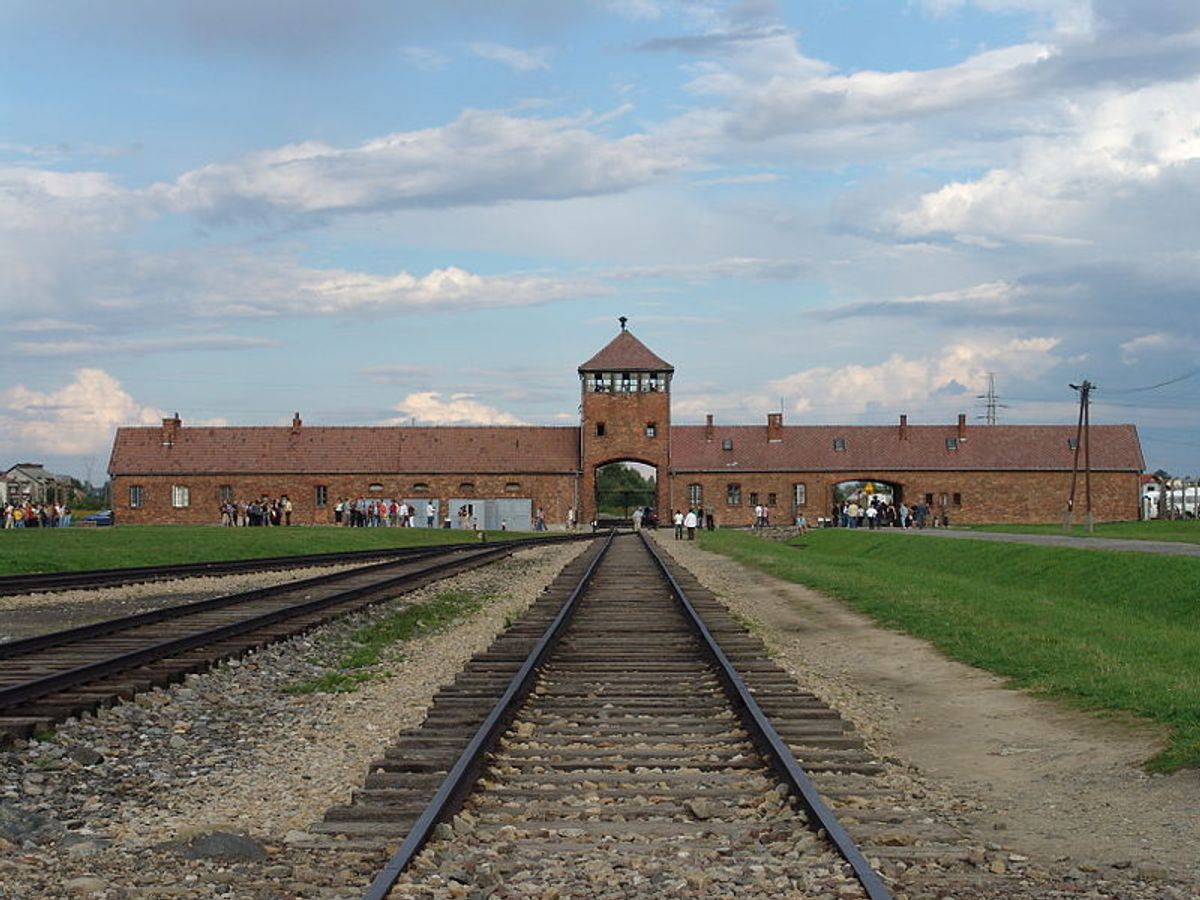 The main gate at the former Nazi death camp of Birkenau (Angelo Celedon AKA lito sheppard/Wikimedia)