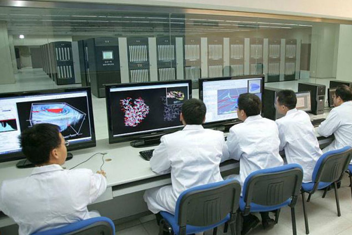 Chinese researchers test the supercomputer Tianhe No.1 at the National University of Defense Technology in Changsha city, central Chinas Hunan province, 27 October 2009.  (AP)
