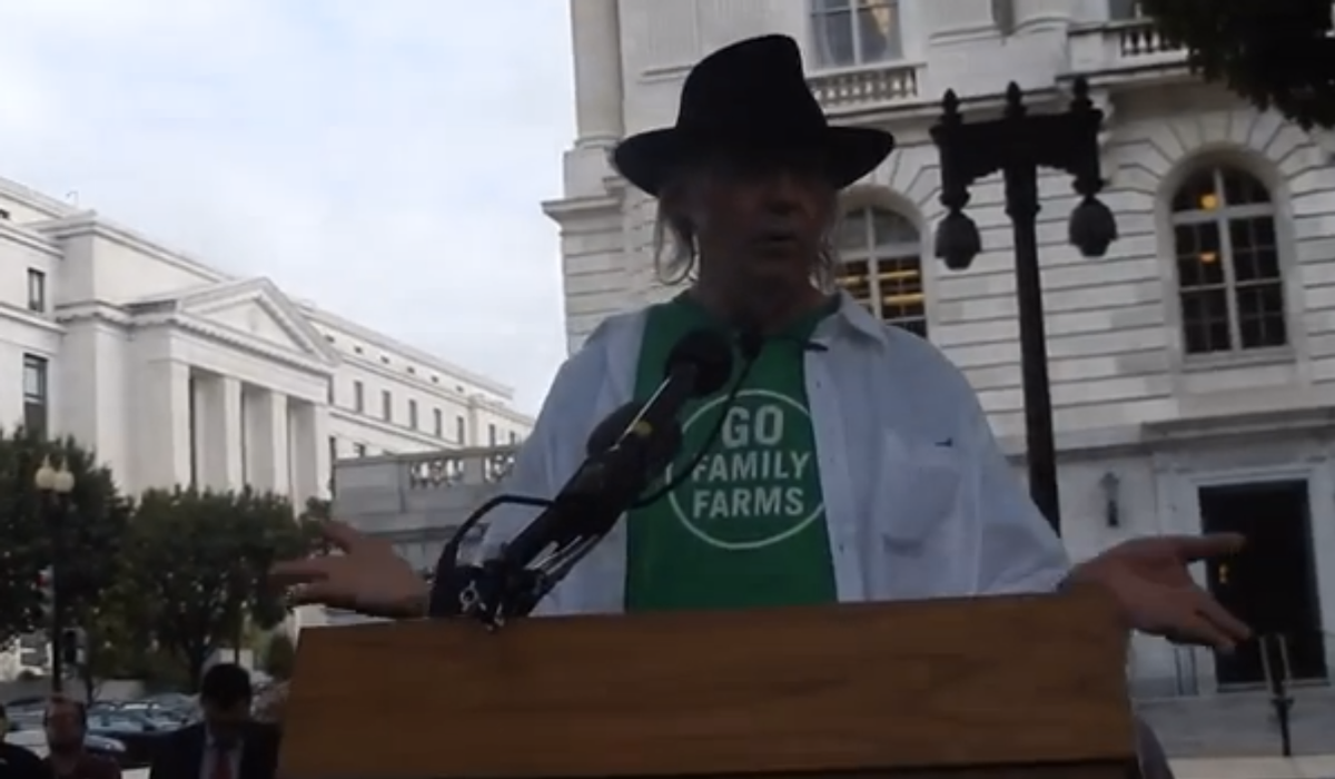 Neil Young addresses the U.S. National Farmers Union  (Screenshot, YouTube)