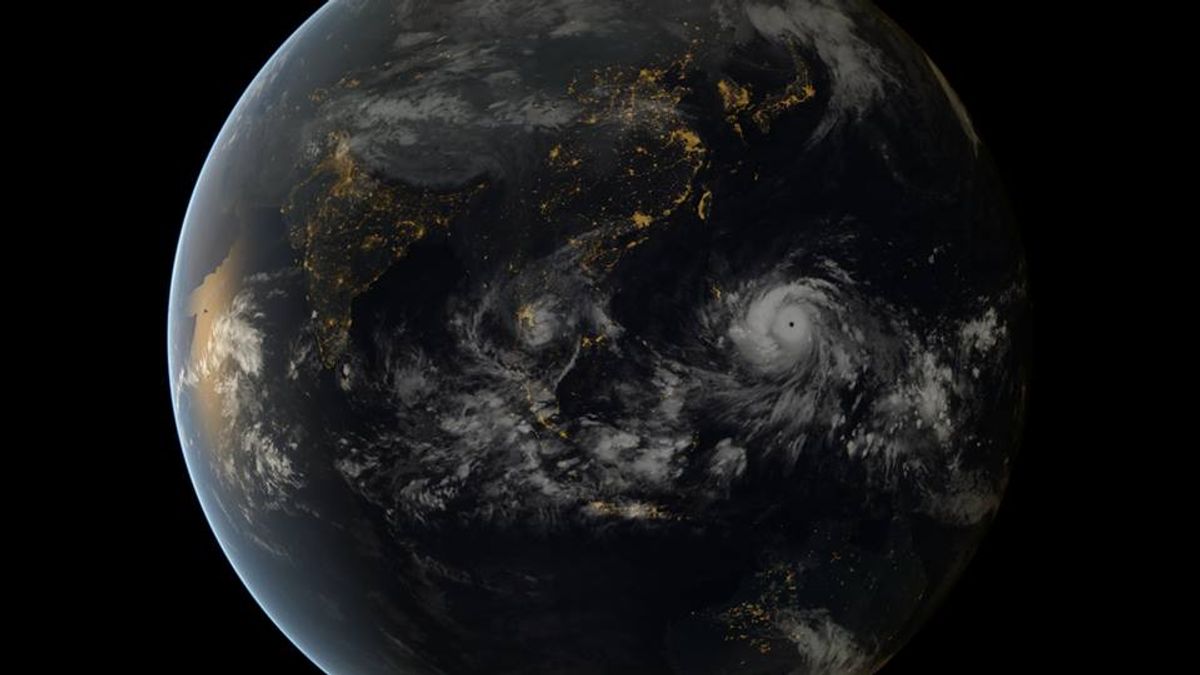 Typhoon Haiyan approaching the Philippines (13:00 UTC 07/11/2013). Image captured by the geostationary satellites of the Japan Meteorological Agency and EUMETSAT.   (EUMETSAT/Facebook)