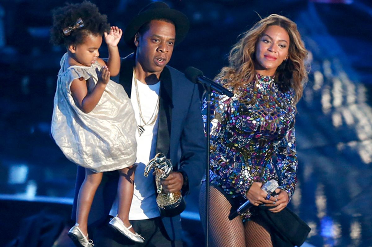 Jay-Z presents the Video Vanguard Award to Beyonce as he holds their daughter Ivy Blue during the 2014 MTV Video Music Awards, August 24, 2014.          (Reuters/Mario Anzuoni)