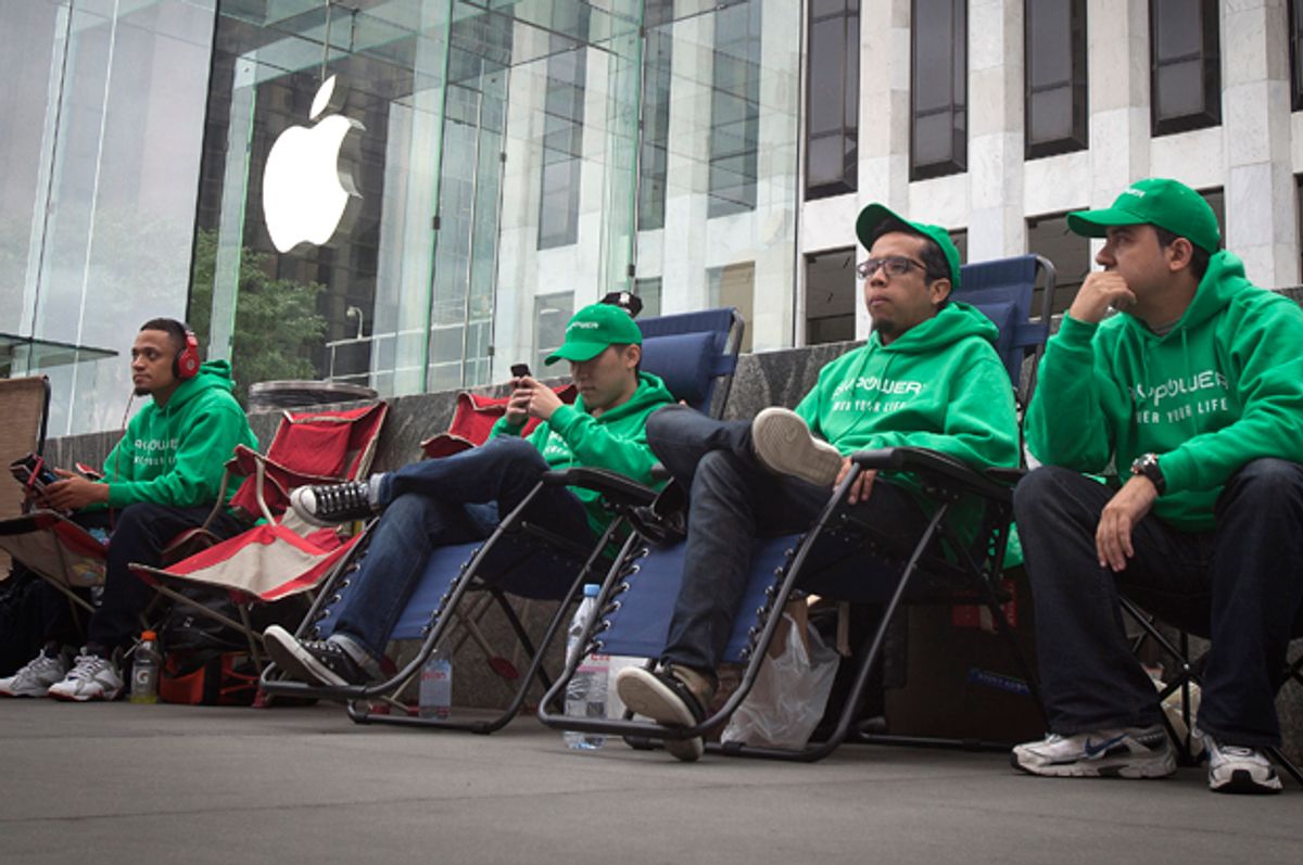 People line up outside the Apple Store in New York, Sept. 9, 2014.        (Reuters/Carlo Allegri)