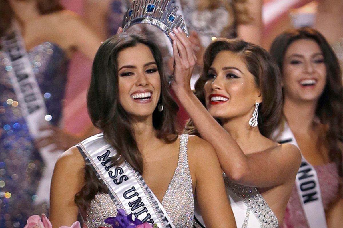 Reigning Miss Universe Gabriela Isler, right, crowns the new Miss Universe, Paulina Vega of Colombia, Jan. 25, 2015.        (AP/Wilfredo Lee)