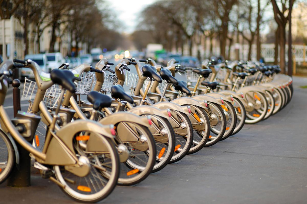  Paris bike share  (MNStudio/Shutterstock)