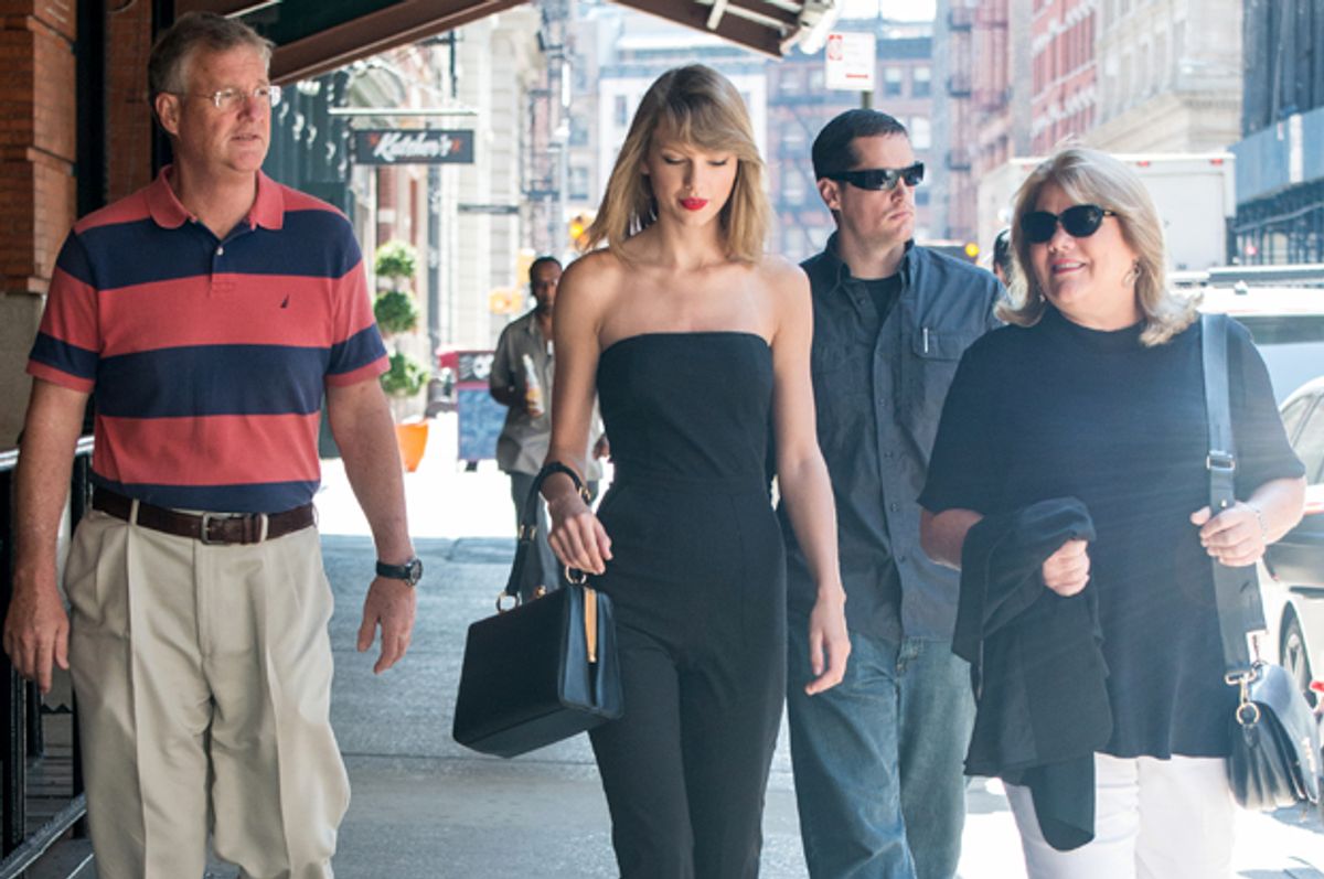 Taylor Swift with her mother Andrea Swift and father Scott Swift in New York on July 11, 2014.                 (AP/Mpi67)