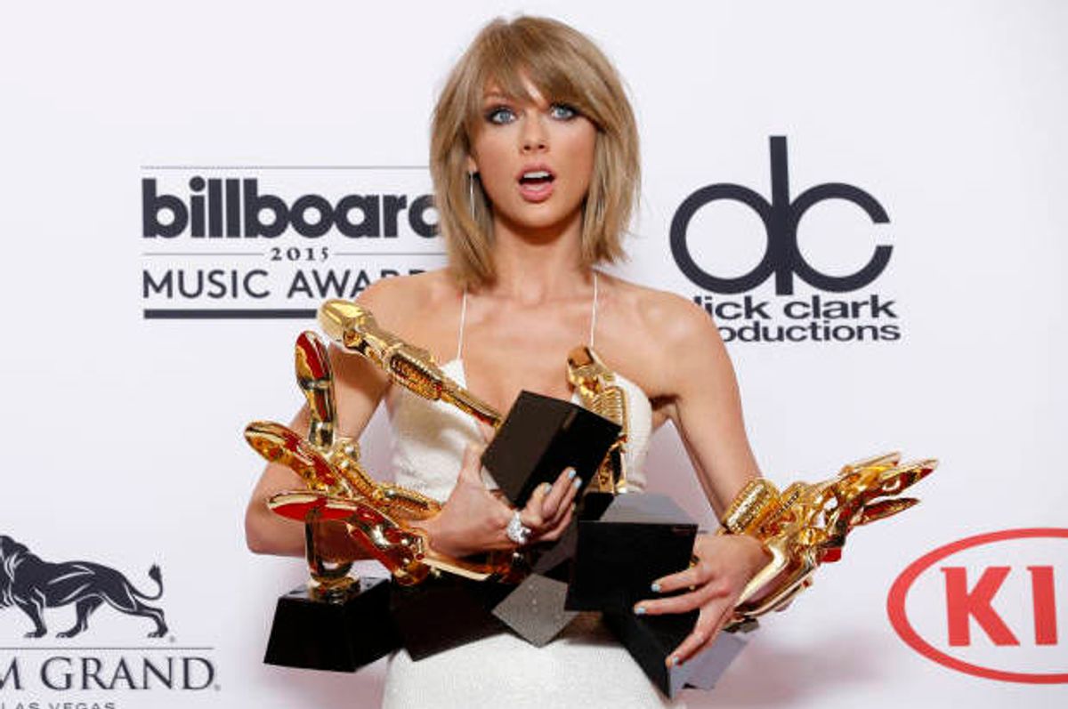 Taylor Swift with her "1989" and "Shake It Off" Billboard Awards  (Eric Jamison/invision/AP)