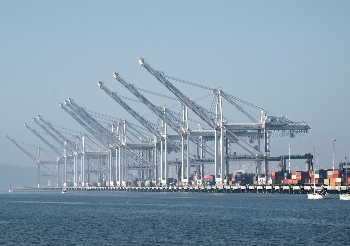 Port of Oakland (Wikimedia Commons / Ingrid Taylar)