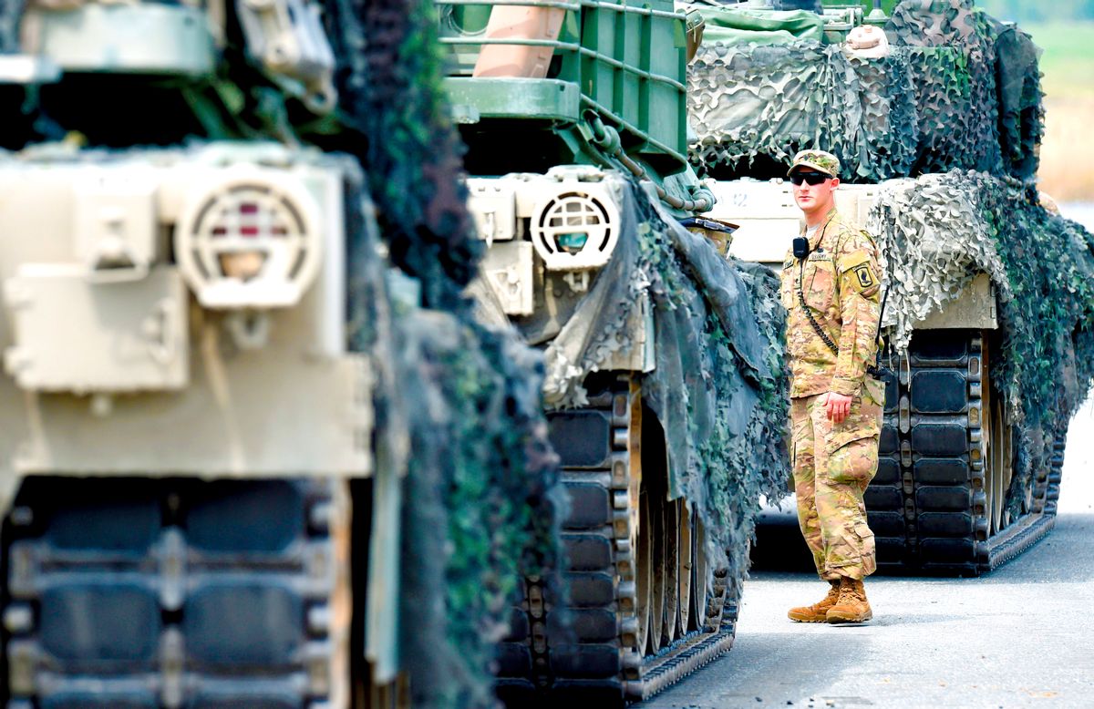 An US soldier waits in front of a tank type 'M1A2 SEP' (Getty/Christof Stache)