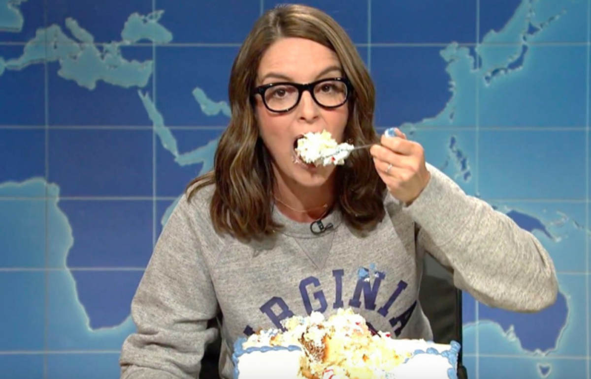 Tina Fey returns to SNL to destroy Trump while devouring a delicious ...