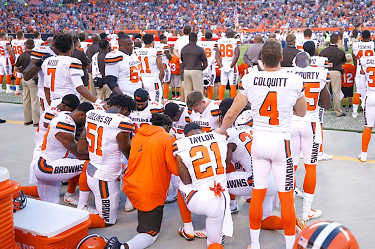 A group of Cleveland Browns players kneel during the national anthem before a game against the New York Giants (Getty/Joe Robbins)