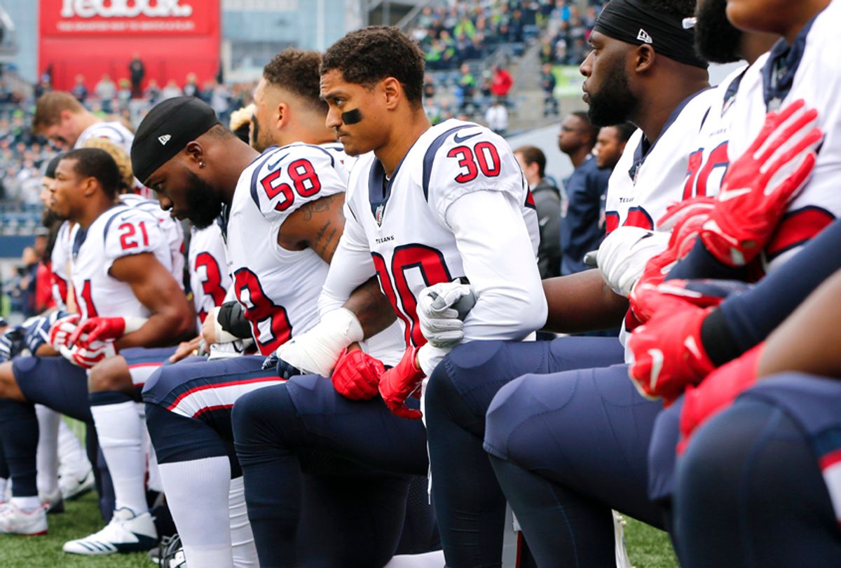 Members of the Houston Texans kneel during the national anthem on October 29, 2017 (Getty/Jonathan Ferrey)