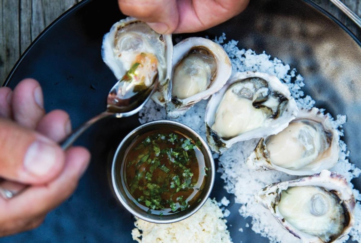 why are oysters served on ice