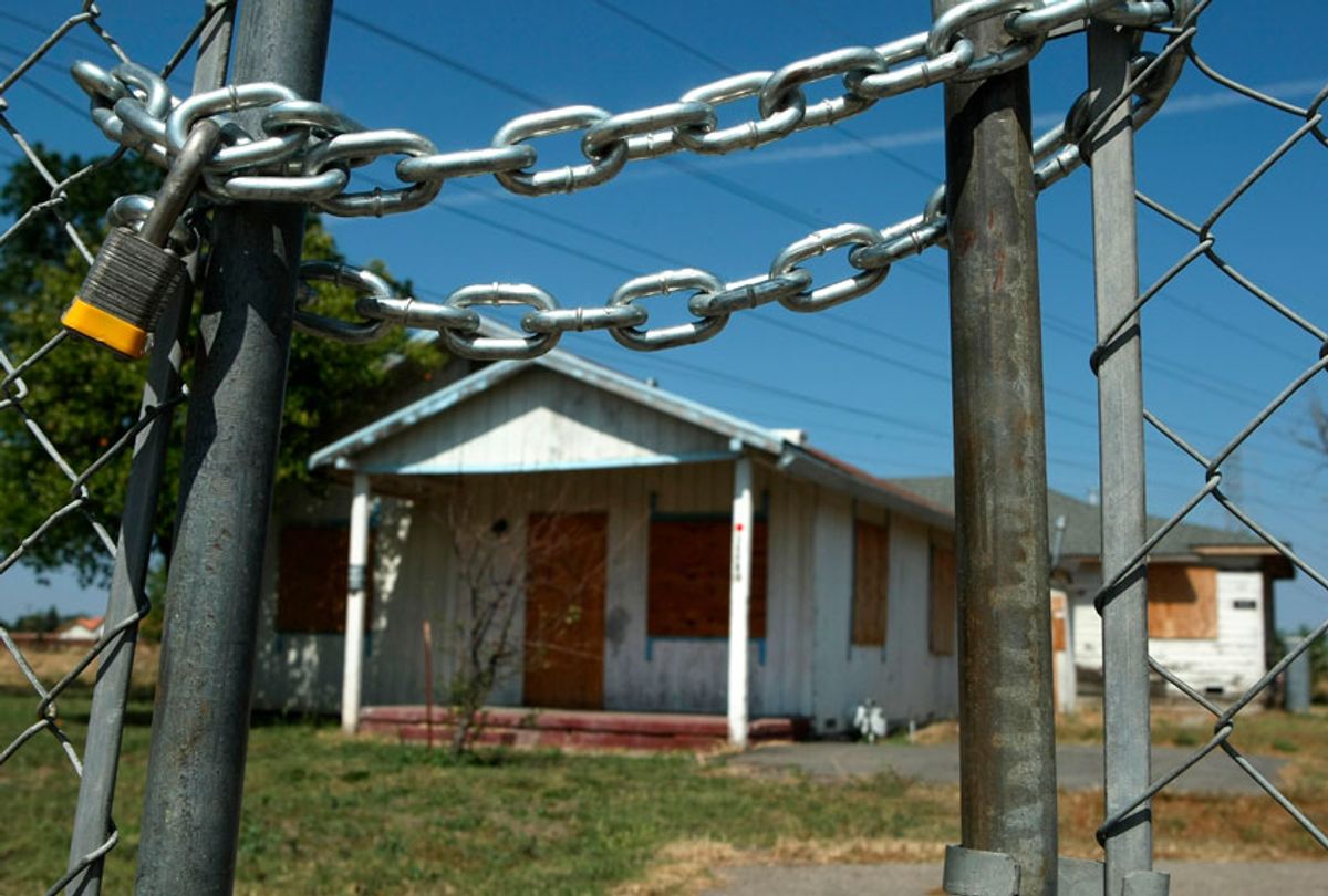 An abandoned home stands behind a padlocked gate April 29, 2008 in Stockton, California.  (Getty/Justin Sullivan)