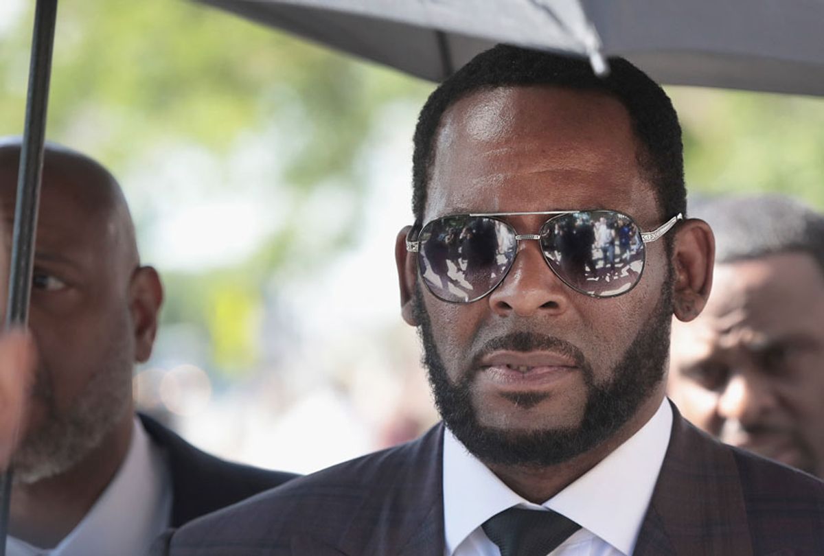 R. Kelly leaves the Leighton Criminal Courts Building following a hearing on June 26, 2019 in Chicago, Illinois.  (Getty/Scott Olson)