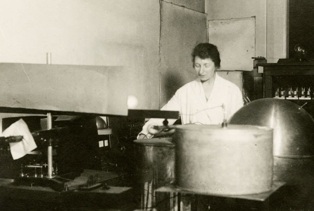 The scientist Elizabeth Rona in about 1925 at the Radium Institute in Vienna. Through her work, the world would learn how radioactivity could be used as a clock in studying the earth’s history, informing the modern practice of geochronology. (Hans Pettersson Archive/Gothenburg University Library/New York Times)