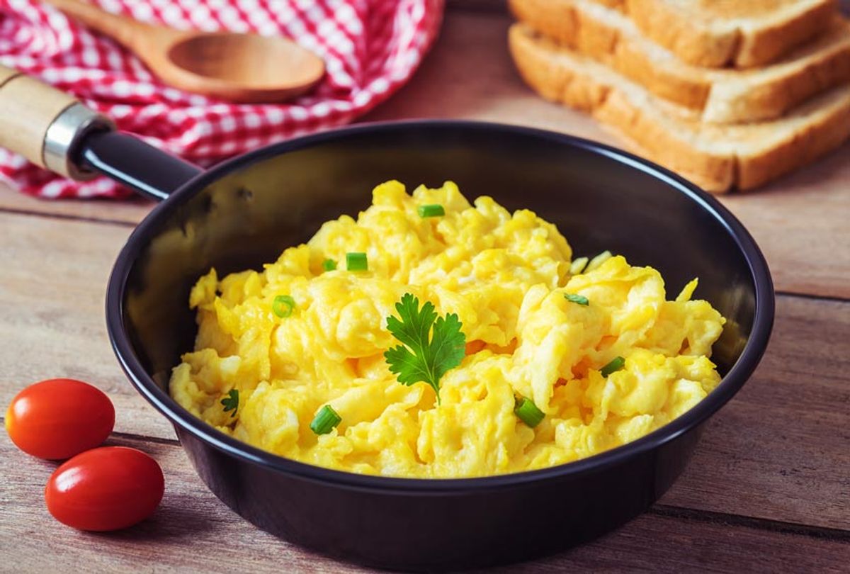 Making A Scrambled Egg In A Dash Mini Griddle 