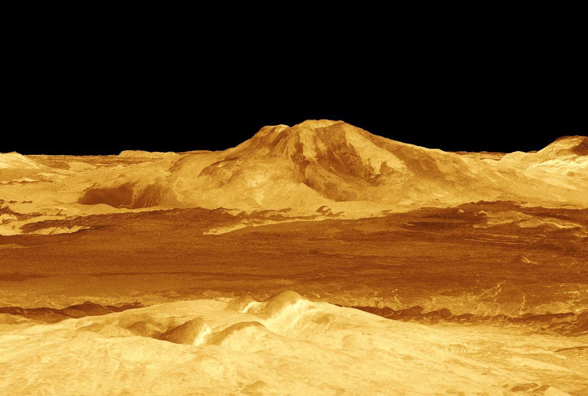 A volcano named Sapas Mons dominates this computer-generated view of the surface of Venus. (NASA/JP)