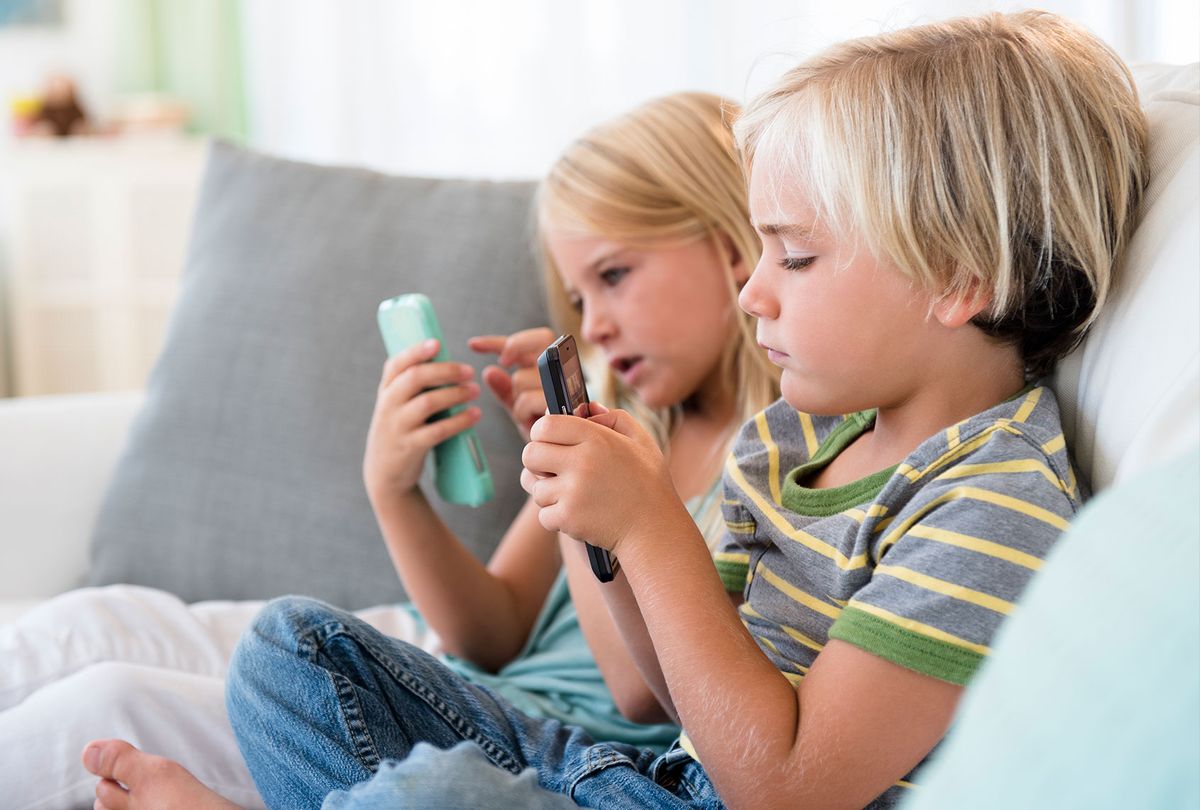 Kids on smartphones (Getty Images)