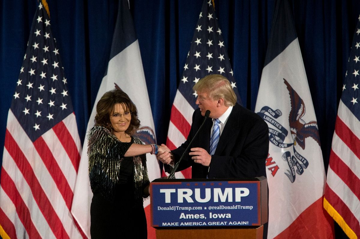 AMES, IA: Republican presidential candidate Donald Trump shakes hands with former Alaska Gov. Sarah Palin at Hansen Agriculture Student Learning Center at Iowa State University on January 19, 2016. (Photo by Aaron P. Bernstein/Getty Images)