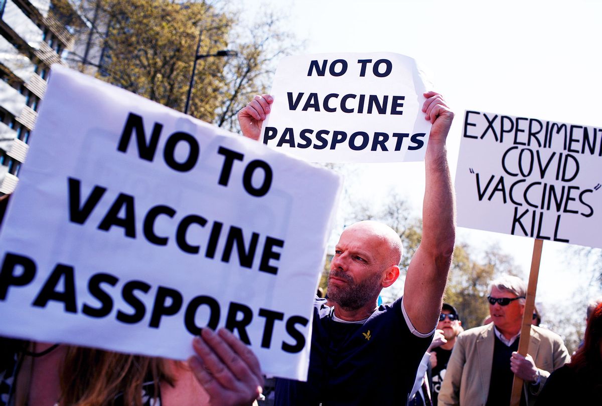 Manifestantes contra las vacunas y el bloqueo (Agencia David Cliff / Anadolu a través de Getty Images)