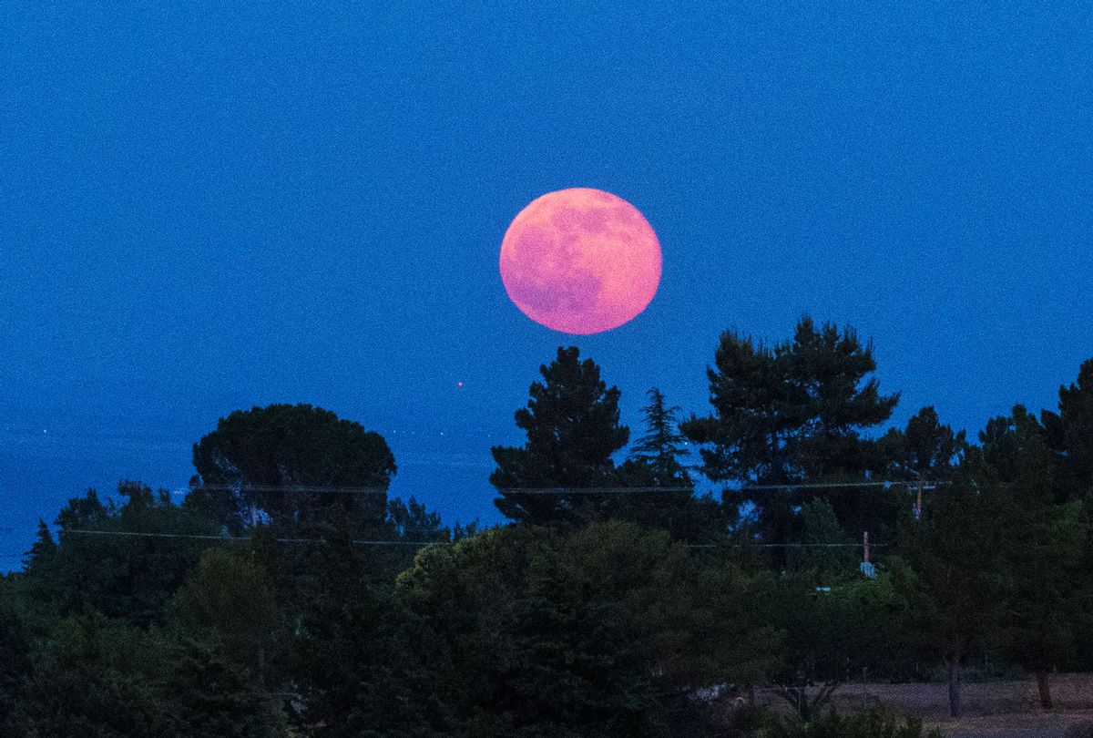 Strawberry Moon rising (Getty Images/ Cochise Vista)